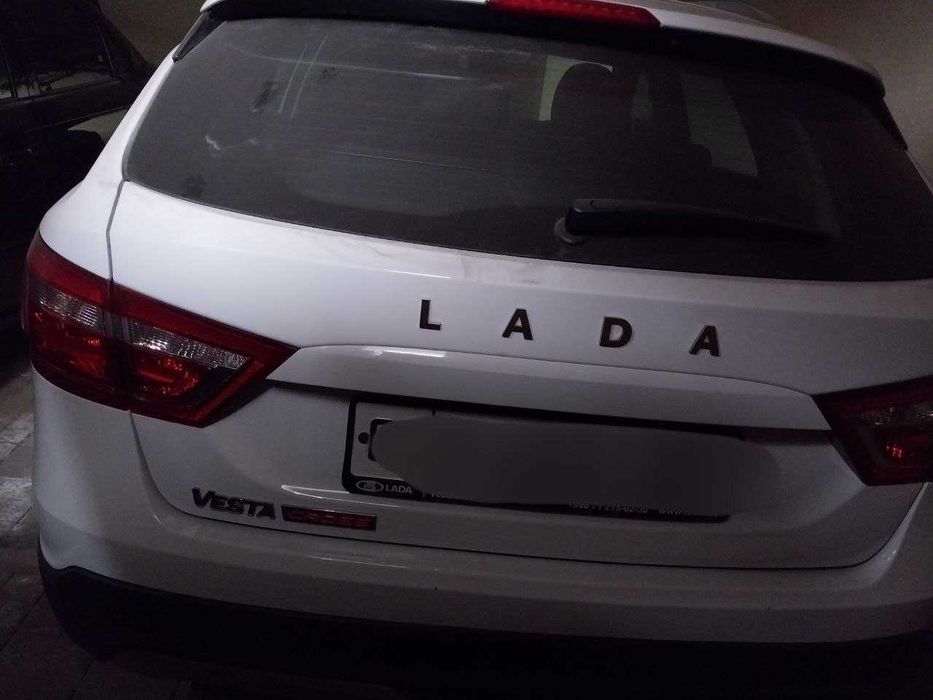 LADA Vesta SW Cross 2021 г.в., вариатор, пробег 7400 км, белая.