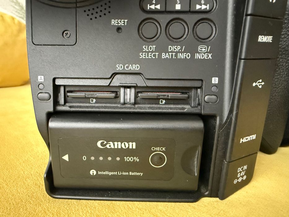 Canon C100 AF, cu obiective.