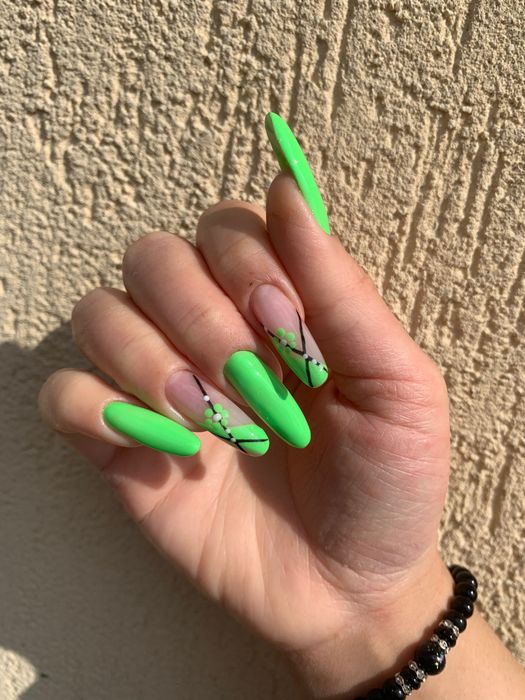 Unghii cu gel-100 lei, ojă semi -70 lei, pedichiura- 55 lei