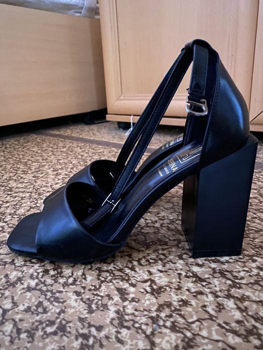 Женские босоножки