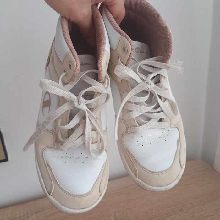 Продавам дамски маратонки Champion,
Използвани са окол