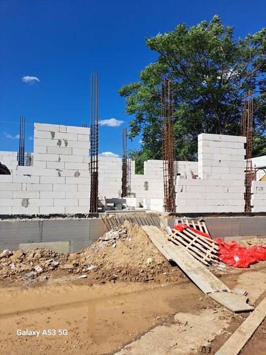 Construcții case la rosu și la cheie