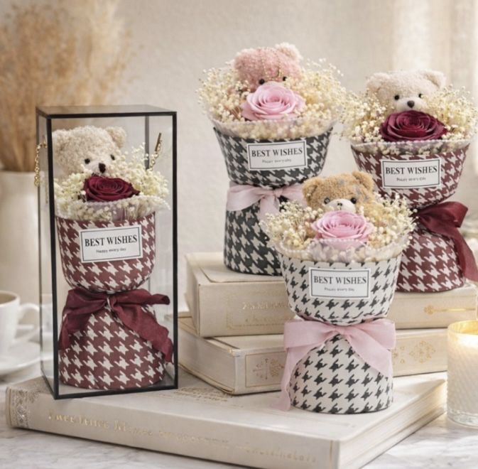 Buchet Valentine’s Day cu trandafir și ursuleț – cadou romantic