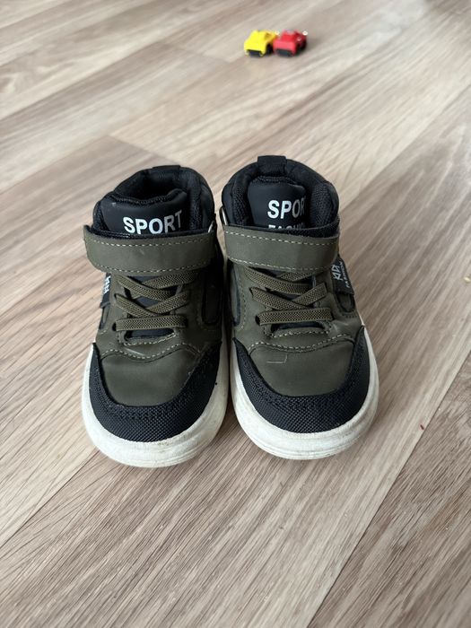 Продам деткую обувь