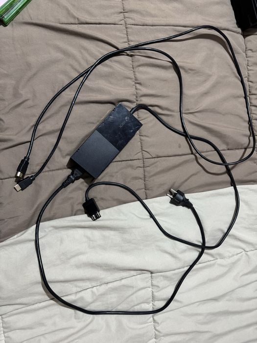 Vand xbox one cu 2 jocuri