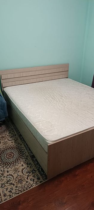 Продам  двухспальную кровать с матрасом