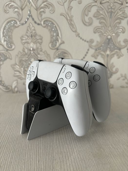 Playstation 5 с двумя джоистиками