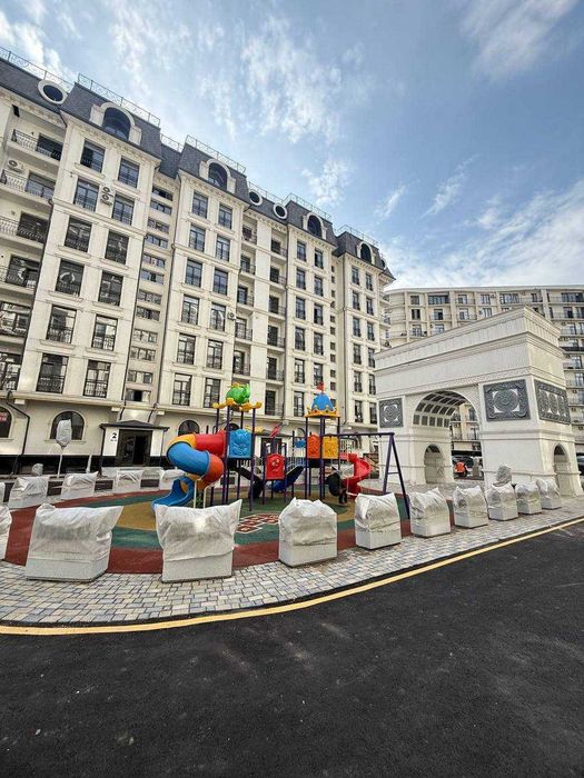 * Lafayette  3ком квартира.Евроремонт,Центр возле речки с балконом