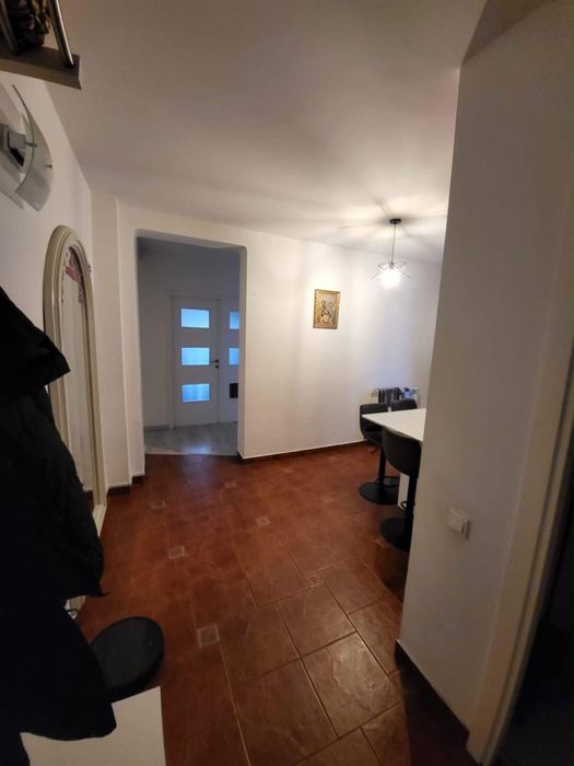 Vand apartament cu 4 camere cu garaj sub bloc