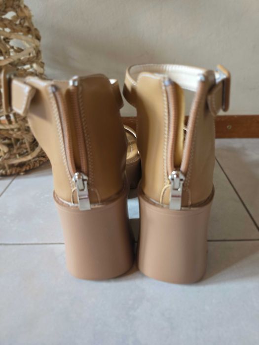 Дамски бежови сандали