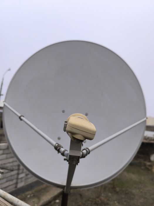 Parabalka sputnik antena. Параболическая спутниковая антенна.