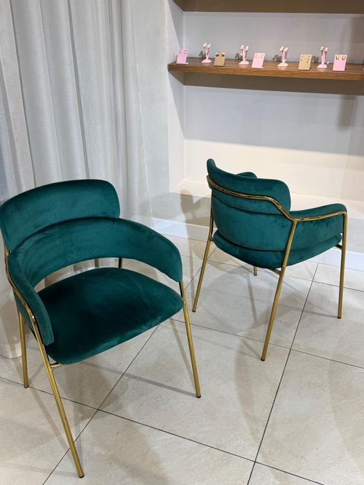 Бархатные стулья изумрудного цвета