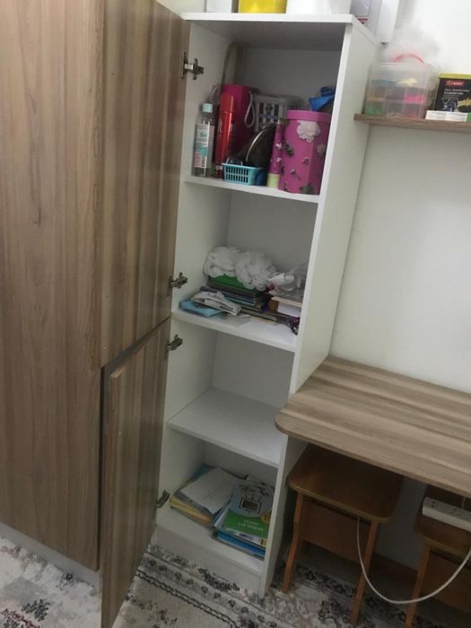 Кровать и столик с шкафом