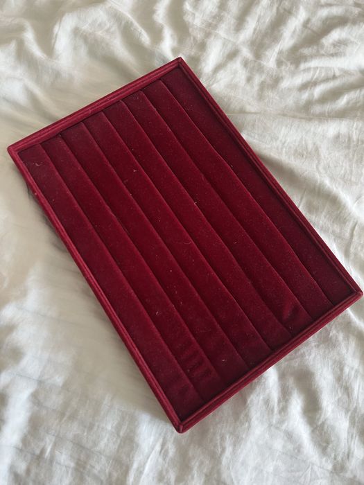 Продам прямоугольный красный бархатный планшет (лоток) для украшений.