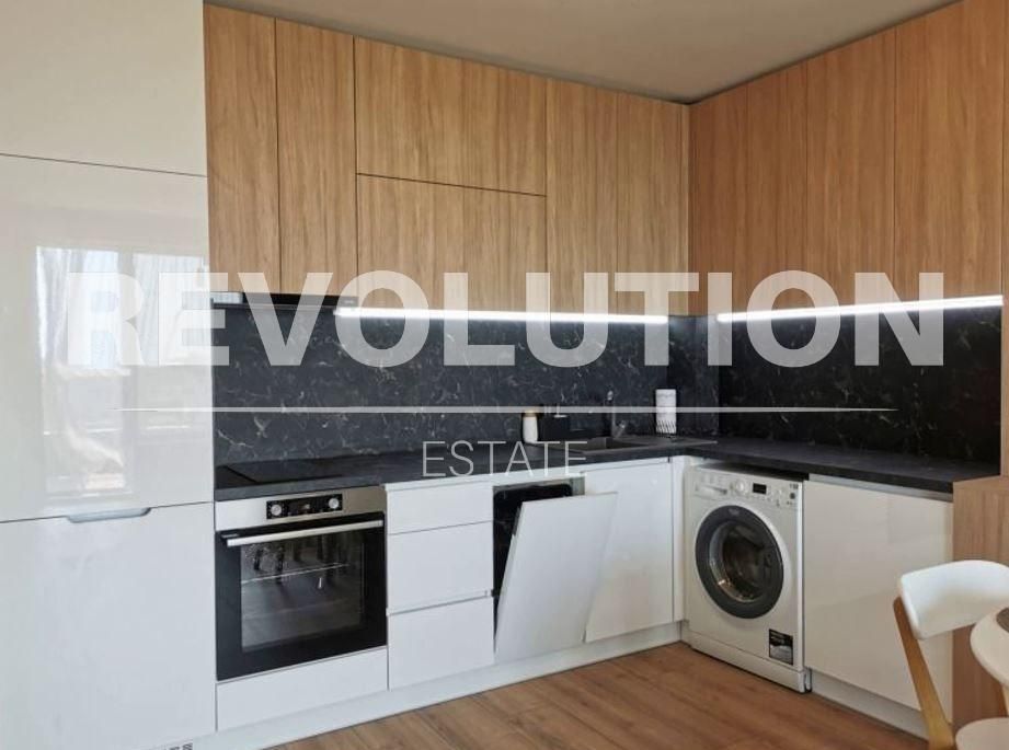 Дава се под наем Двустаен апартамент в к.к. Св.Св. Константин и Елена - 67 кв.м за 648.21 € - Снимка #3