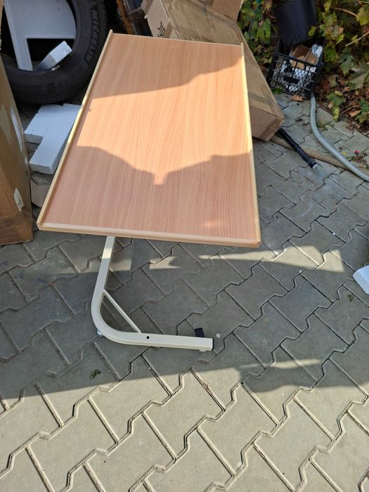 Vand masa pliabila pe roti.