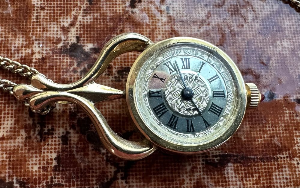 Винтидж дамски механичен часовник колие с рубин – мини часовник