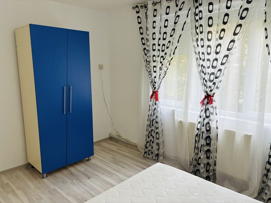 Inchiriez apartament cu 3 camere-Central