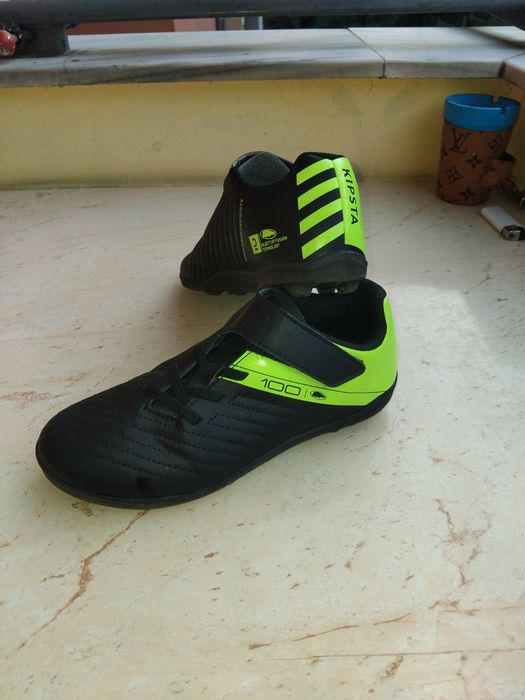 Бутонки (футболни обувки)