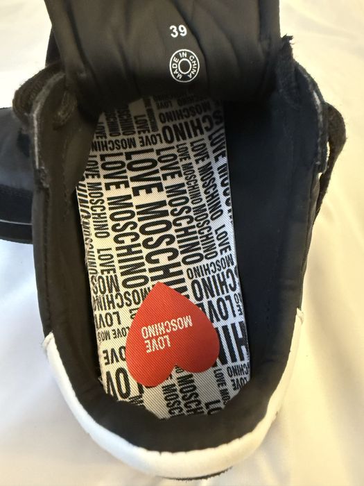 Vand adidasi moschino