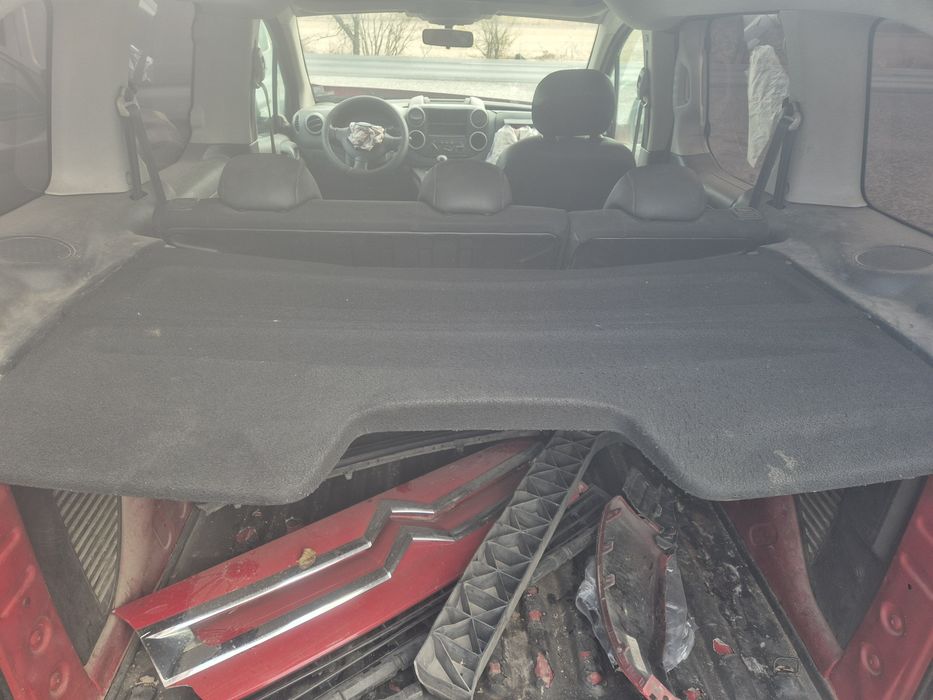 Автомобила е за части