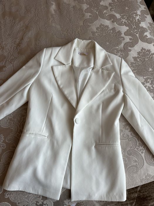 Дамско бяло сако