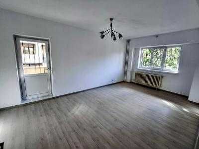 Ofer spre  inchiriere apartament ultracentral, nemobilat, 3 camere,  str. N. Balcescu, (cu intrare si de pe Calea Bucuresti), etaj 1