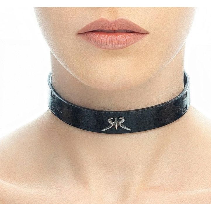 Чокър  със сребърно лого SR