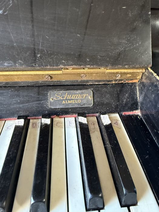 Pianină foarte veche