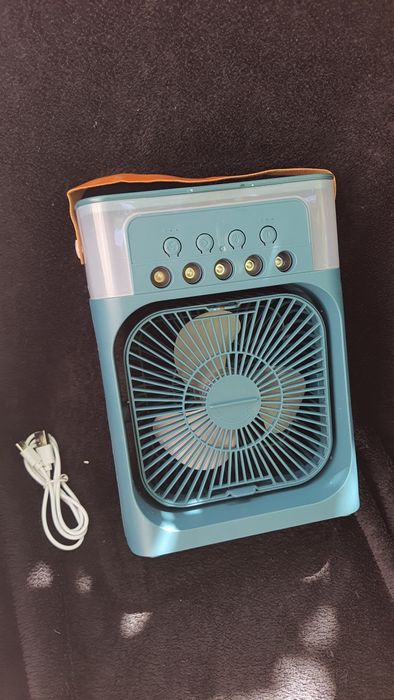 Ventilator cu pulverizator apă și LED-uri