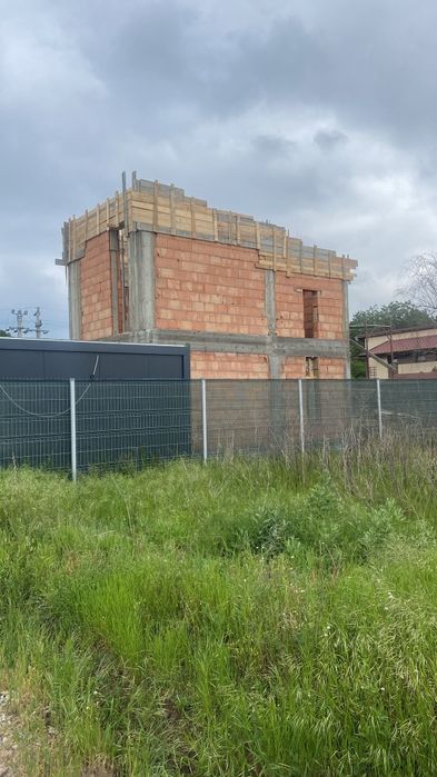 Executam case la rosu