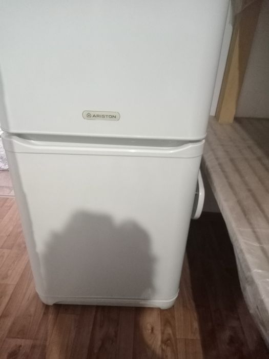 Продам холодильник ariston