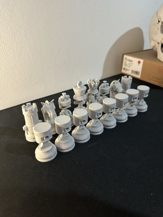 Engine chess set