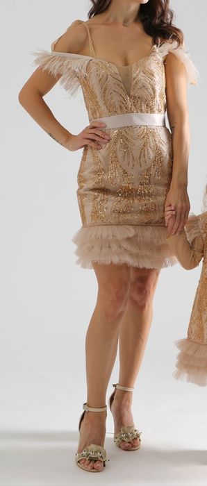 Дамска рокля с мъниста и пера