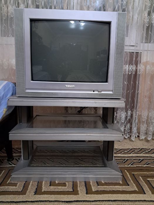 Продается телевизор вмесле со столиком