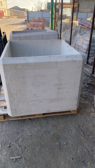 Вазоны уличные большие