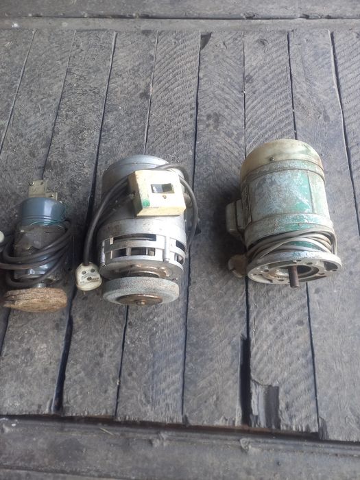 Электродвигателий 3 штуки