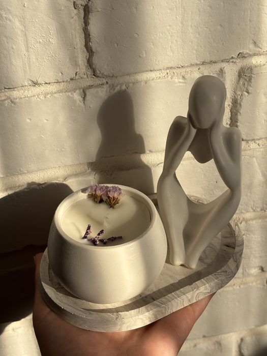 Аромасвеча и декор в подарочной упаковке.