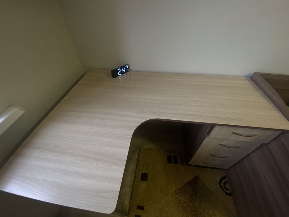 Продаю стол с четыремя тумбочками.