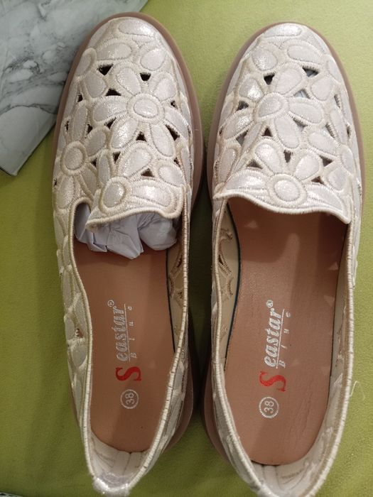 Златисти ежедневни обувки