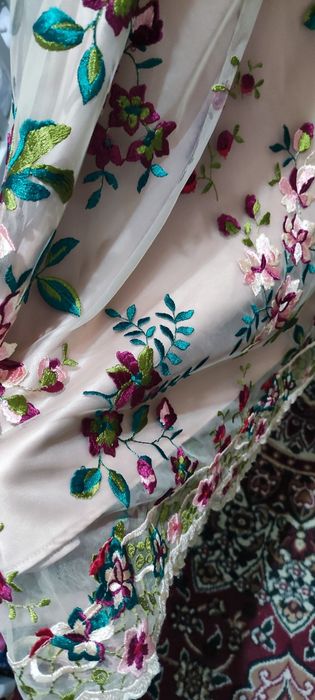 Вечернее платье с вышивкой