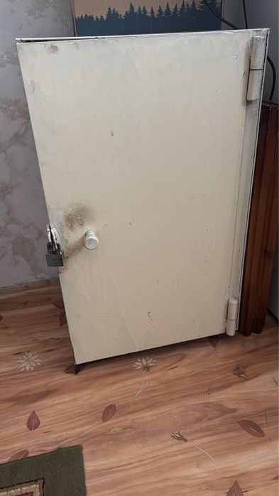 Продам сейф для хранения важных вещей.
