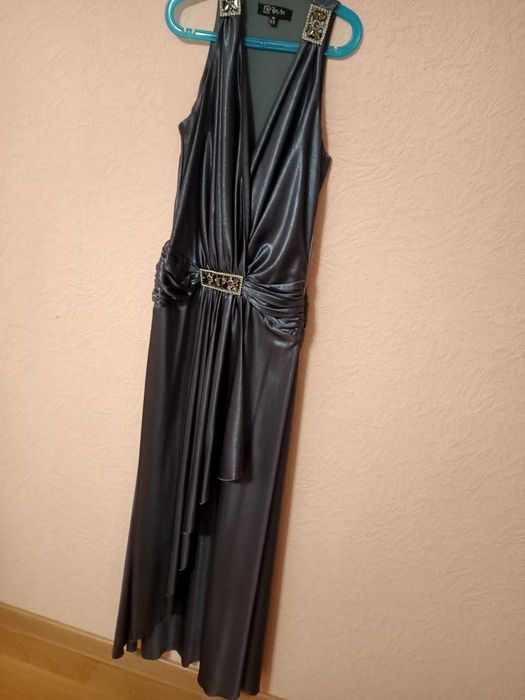 Платья и туфли вечерние