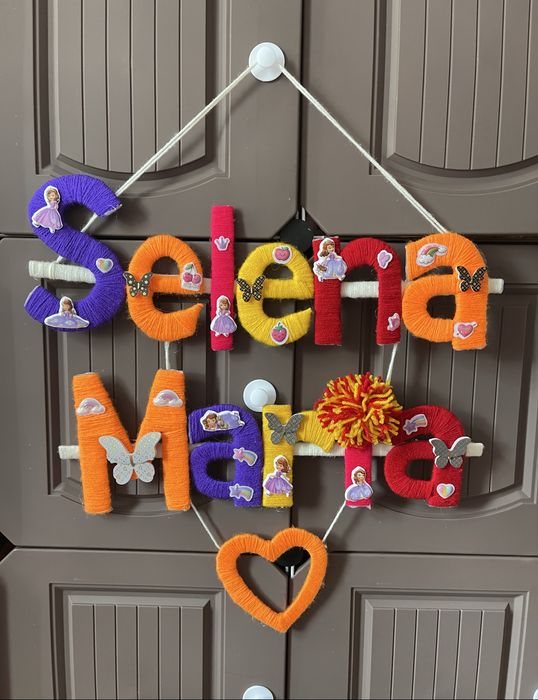 Nume personalizate colorate pentru camera copiilor