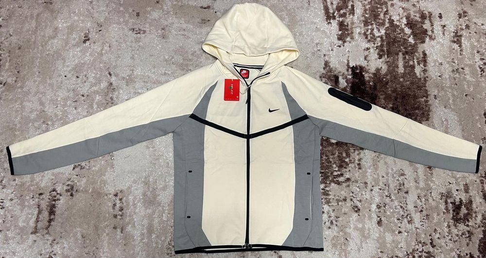 Vând compleu nou de bărbați Nike Tech