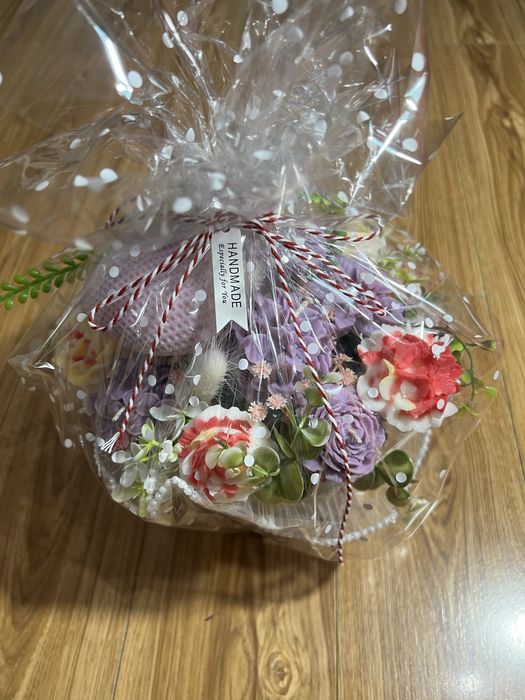 Aranjament cu flori de ceara parfumata facute manual