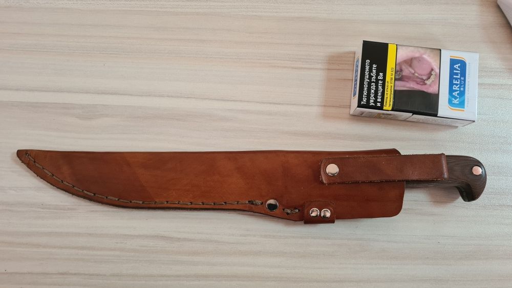 нож.                             .