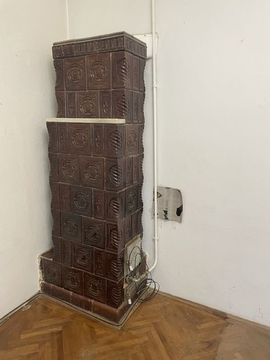 Vând o sobă de teracotă in stare buna .