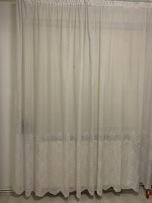 Perdea cu broderie