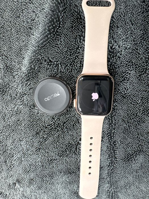 I watch   se   40mm  rose gold